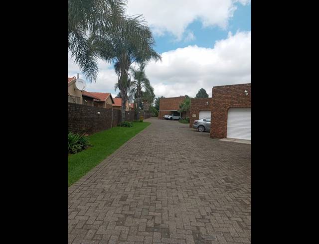 3 BEDROOM TOWNHOUSE FOR SALE IN PETERSFIELD